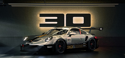 Porsche 911 GT3 Cup ja taustalla 30-vuotissyntymäpäiväkyltti