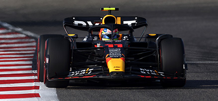 Oracle Red Bull Racing -auto kilpailee vauhdilla radalla