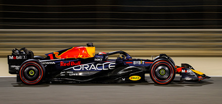 Oracle Red Bull -kilpa-auto ajaa auringossa