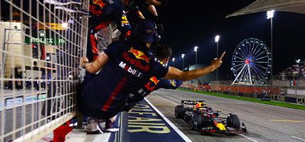 Red Bull -tiimi juhlii auton ylittäessä maaliviivan